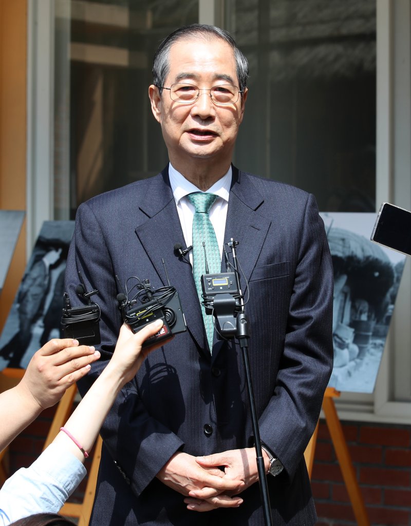[구미=뉴시스] 이무열 기자 = 한덕수 무소속 대선 예비후보가 8일 오전 경북 구미시 상모동 박정희 전 대통령 생가에서 취재진 질문에 답하고 있다. 2025.05.08. lmy@newsis.com