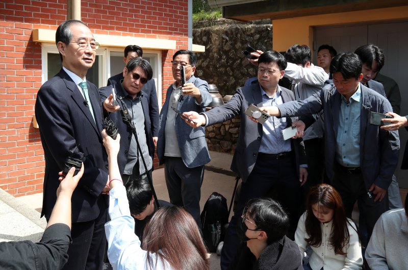 [구미=뉴시스] 이무열 기자 = 한덕수 무소속 대선 예비후보가 8일 오전 경북 구미시 상모동 박정희 전 대통령 생가에서 취재진 질문에 답하고 있다. 2025.05.08. lmy@newsis.com