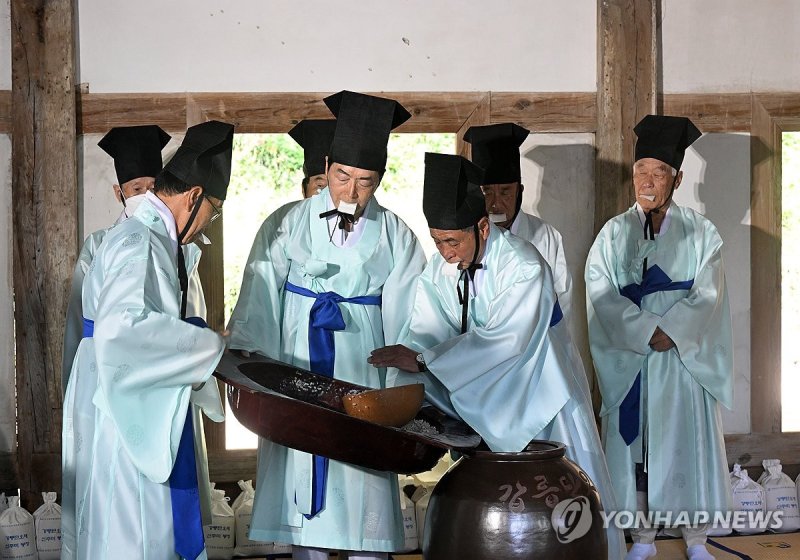 강릉단오제 본격 시작…신주 빚기 행사 (출처=연합뉴스)