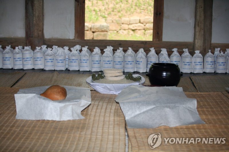 강릉단오제 신주미 봉정 (출처=연합뉴스)