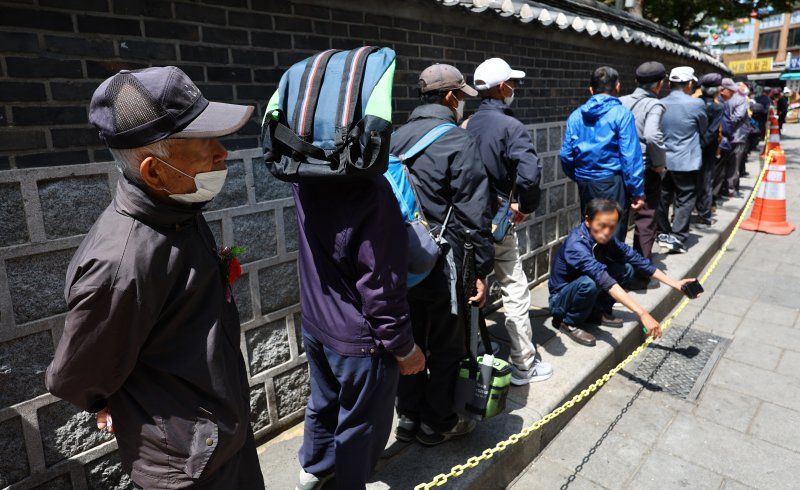 [서울=뉴시스] 황준선 기자 = 어버이날인 8일 서울 종로구 원각사 무료급식소를 찾은 어르신들이 줄을 서 있다. 2025.05.08. hwang@newsis.com