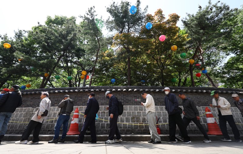 [서울=뉴시스] 황준선 기자 = 어버이날인 8일 서울 종로구 원각사 무료급식소를 찾은 어르신들이 줄을 서 있다. 2025.05.08. hwang@newsis.com