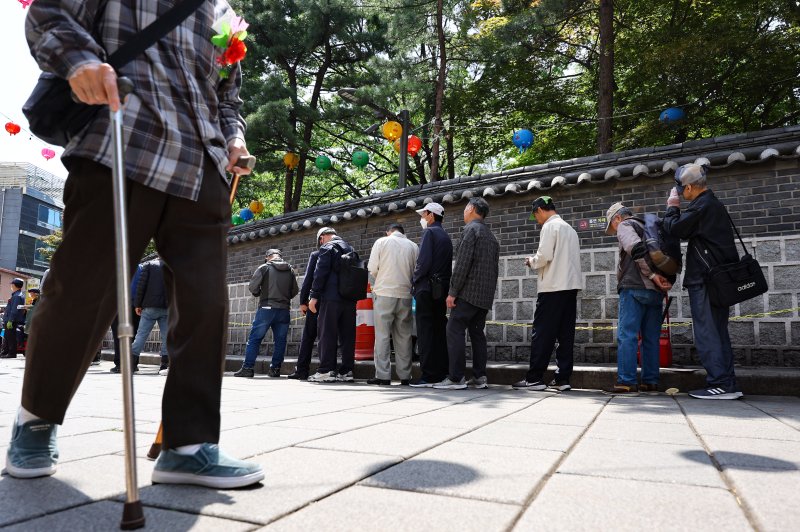 [서울=뉴시스] 황준선 기자 = 어버이날인 8일 서울 종로구 원각사 무료급식소를 찾은 어르신들이 줄을 서 있다. 2025.05.08. hwang@newsis.com