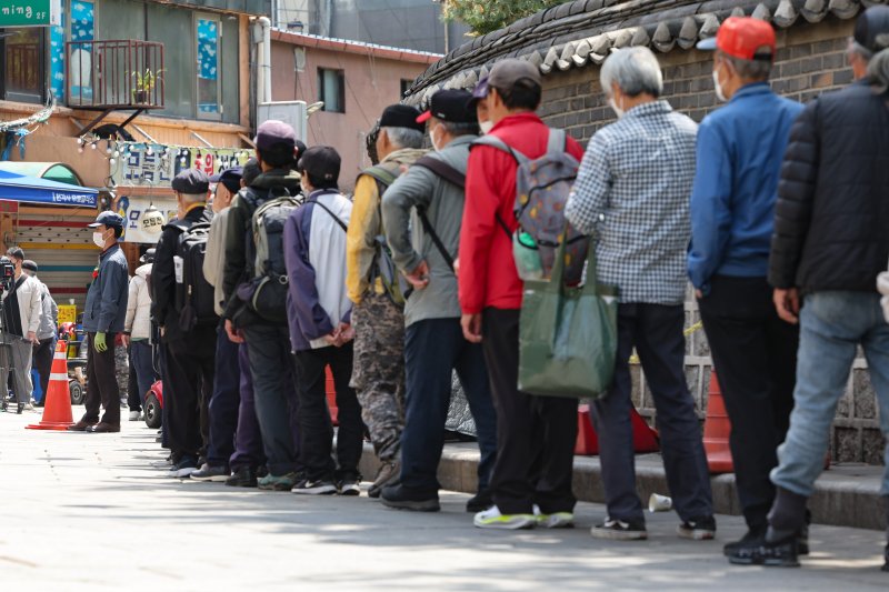 [서울=뉴시스] 황준선 기자 = 어버이날인 8일 서울 종로구 원각사 무료급식소를 찾은 어르신들이 줄을 서 있다. 2025.05.08. hwang@newsis.com