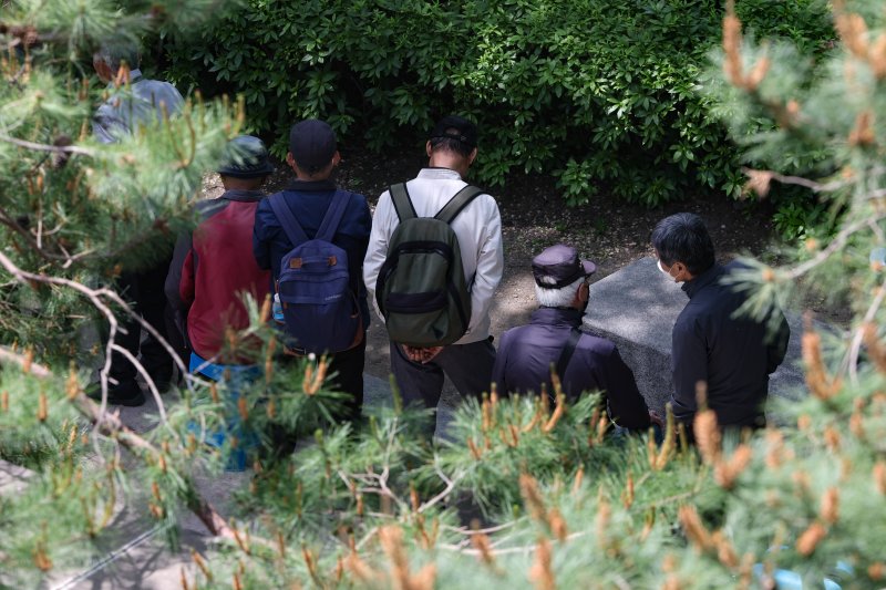 [서울=뉴시스] 황준선 기자 = 어버이날인 8일 서울 종로구 원각사 무료급식소를 찾은 어르신들이 줄을 서 있다. 2025.05.08. hwang@newsis.com