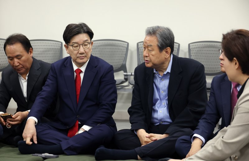 [서울=뉴시스] 고승민 기자 = 김무성 국민의힘 상임고문이 8일 서울 여의도 당사에서 대선 후보 단일화를 촉구하며 단식농성 중 방문한 권성동 원내대표와 대화하고 있다. 2025.05.08. kkssmm99@newsis.com