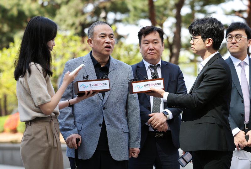 윤석열 전 대통령 부부 공천 개입 의혹의 핵심 인물인 명태균 씨가 29일 오전 검찰 조사를 받기 위해 서울 서초구 서울고검 청사로 출석하며 입장을 밝히고 있다. 명 씨가 창원지검이 아닌 서울중앙지검에 출석해 조사를 받는 건 이번이 처음이다. (사진은 기사 내용과 무관함) 2025.4.29/뉴스1 ⓒ News1 오대일 기자