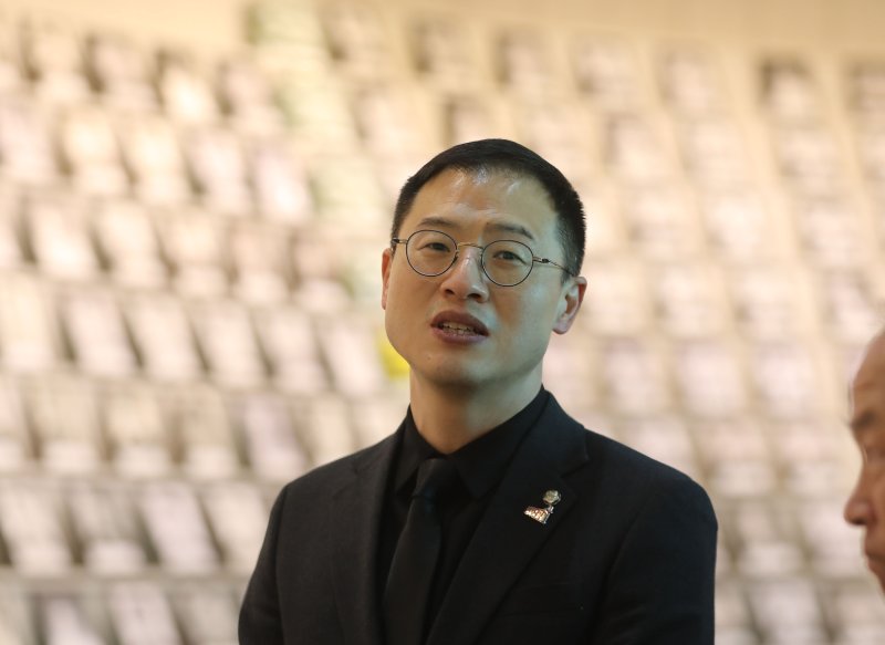 김상욱 국민의힘 의원이 24일 광주 북구 운정동 국립5·18민주묘지 유영봉안소를 방문해 설명을 듣고 있다. 2025.2.24/뉴스1 ⓒ News1 박지현 기자