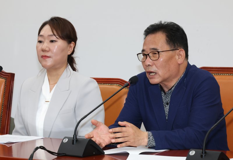 [서울=뉴시스] 고승민 기자 = 21일 서울 여의도 국회에서 2022년 국민의힘 대구시장 경선 홍준표 캠프 불법 확인 및 검찰 봐주기 수사 규탄 기자회견에서 김태열 전 미래한국연구소장이 발언하고 있다. 2025.04.21. kkssmm99@newsis.com