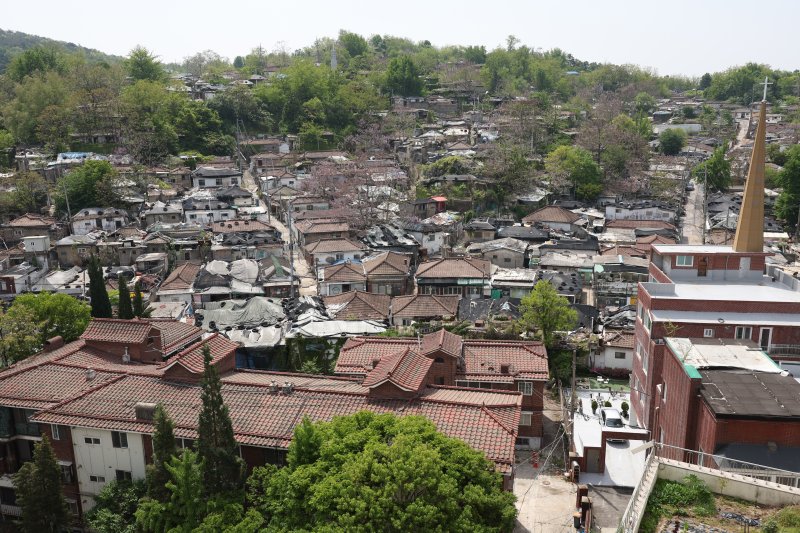 [서울=뉴시스] 김진아 기자 = 8일 서울 노원구 중계본동 마지막 달동네 '백사마을' 철거가 시작됐다. 노원구 중계본동 30-3번지 일대는 최고 35층 26동 3178가구 아파트 단지로 재개발한다. 이곳은 1960년대 후반 서울 도심 개발로 밀려난 철거민들이 '산 104번지'에 집단 이주하면서 형성돼 백사마을로 불린다. 2025.05.08. bluesoda@newsis.com