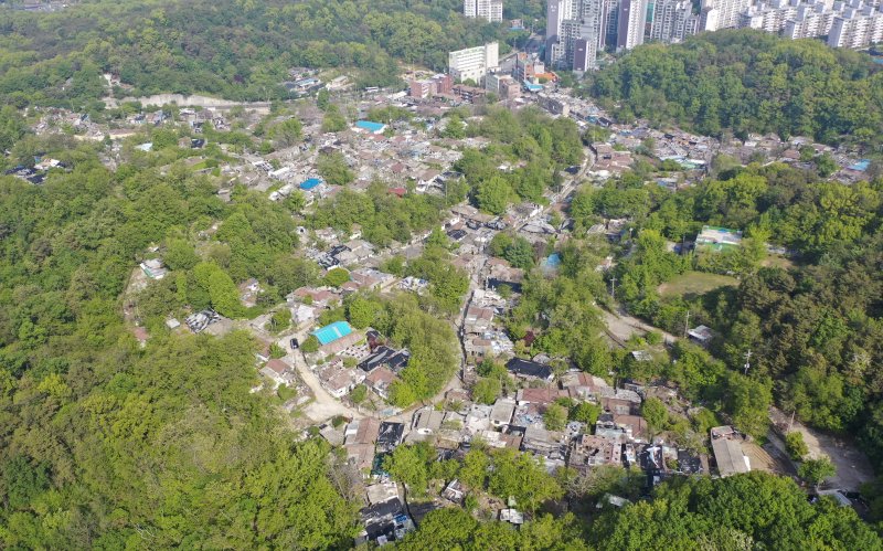 [서울=뉴시스] 김진아 기자 = 8일 서울 노원구 중계본동 마지막 달동네 '백사마을' 철거가 시작됐다. 노원구 중계본동 30-3번지 일대는 최고 35층 26동 3178가구 아파트 단지로 재개발한다. 이곳은 1960년대 후반 서울 도심 개발로 밀려난 철거민들이 '산 104번지'에 집단 이주하면서 형성돼 백사마을로 불린다. (공동취재) 2025.05.08. photo@newsis.com