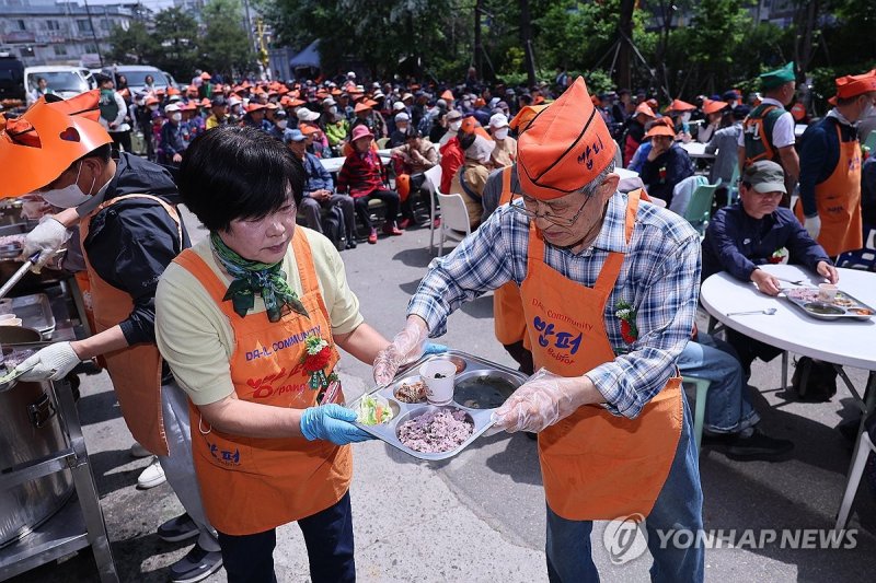 '어르신들께 따듯한 밥 한끼를' (출처=연합뉴스)