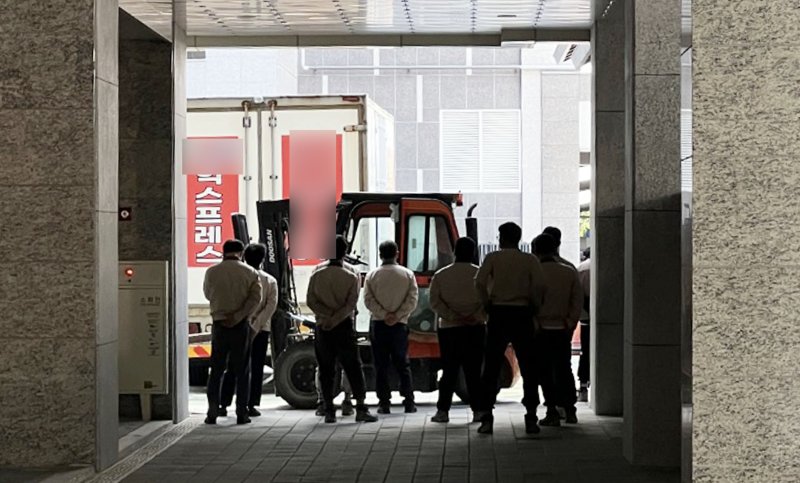 지난 30일 광주 북구 한 아파트에서 시공사 직원들이 지게차로 통행을 막고 있다.(독자 제공. 재판매 및 DB 금지)