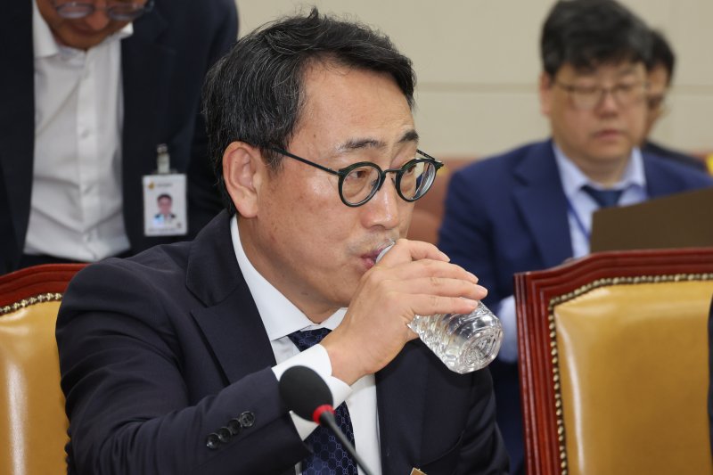 유영상 SK텔레콤 대표가 8일 서울 여의도 국회 과학기술정보방송통신위원회에서 열린 SK텔레콤 해킹 관련 청문회에 출석해 물을 마시고 있다. 뉴스1