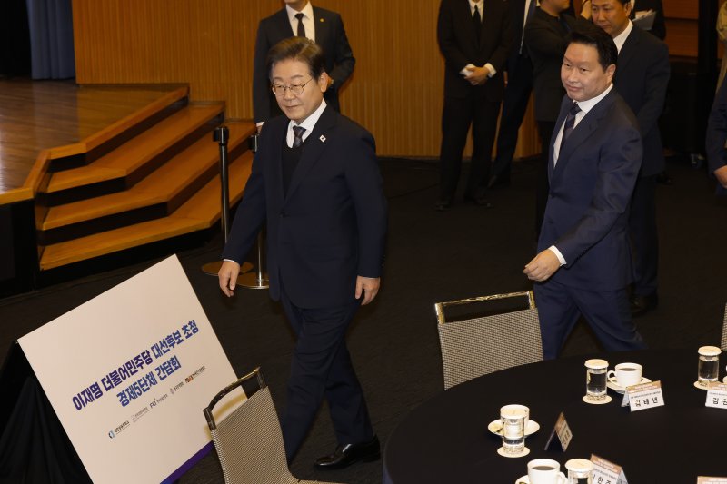 [서울=뉴시스] 국회사진기자단 = 이재명 더불어민주당 대선후보가 8일 오전 서울 중구 대한상공회의소에서 열린 대선후보 초청 경제5단체장 간담회에 최태원 대한상의 회장과 함게 입장하고 있다. 2025.05.08. photo@newsis.com