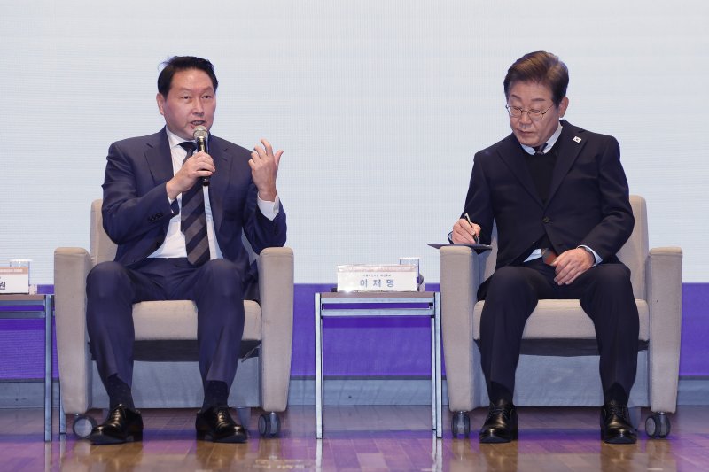 [서울=뉴시스] 국회사진기자단 = 최태원(왼쪽) 대한상공회의소 회장이 8일 오전 서울 중구 대한상공회의소에서 열린 이재명(오른쪽) 더불어민주당 대선후보 초청 경제5단체장 간담회에서 정책 제언을 하고 있다. 2025.05.08. photo@newsis.com