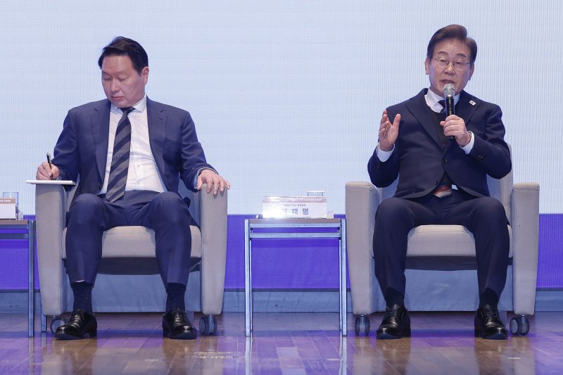 [서울=뉴시스] 국회사진기자단 = 이재명(오른쪽) 더불어민주당 대선후보가 8일 서울 중구 대한상공회의소에서 열린 대선후보 초청 경제5단체장 간담회에서 발언하고 있다. 왼쪽은 최태원 대한상의 회장. 2025.05.08. photo@newsis.com