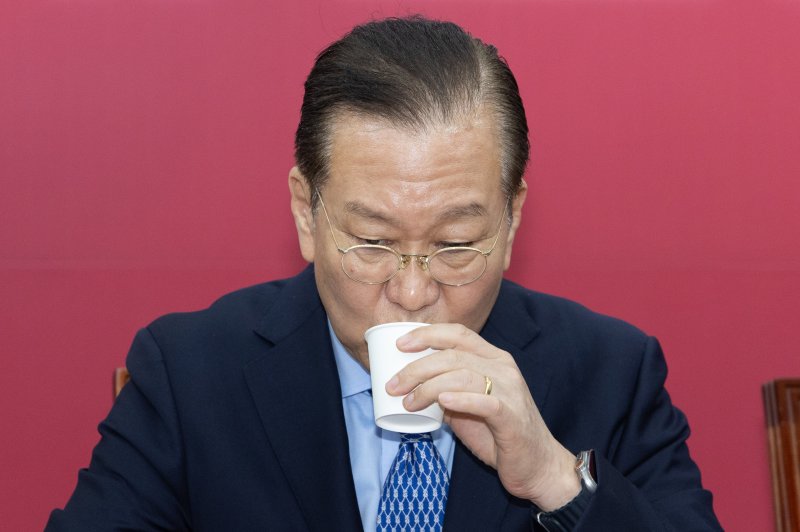 (서울=뉴스1) 이재명 기자 = 권영세 국민의힘 비상대책위원장이 8일 오후 서울 여의도 국회에서 단일화 관련 기자간담회에 앞서 물을 마시고 있다. 2025.5.8/뉴스1 /사진=뉴스1화상