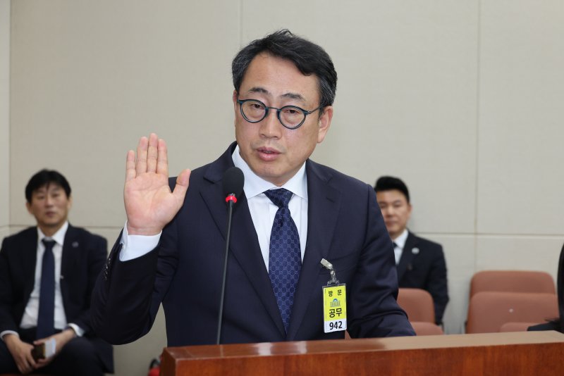 [속보] 유영상 SKT 대표 "위약금 면제하면 250만명 이탈…부담액 최소 2500억"