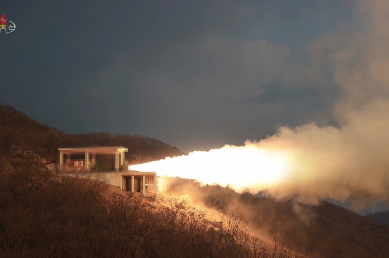[서울=뉴시스] 북한 서해위성발사장에 로켓 운반 목적의 새로운 철로가 건설되고 있다고 38노스가 7일(현지 시간) 보도했다. 사진은 지난해 3월19일 서해위성발사장에서 신형 중장거리 극초음속 미사일용 다단계 고체연료엔진 지상 분출 시험이 이뤄지고 있는 모습. 2025.05.08. *재판매 및 DB 금지