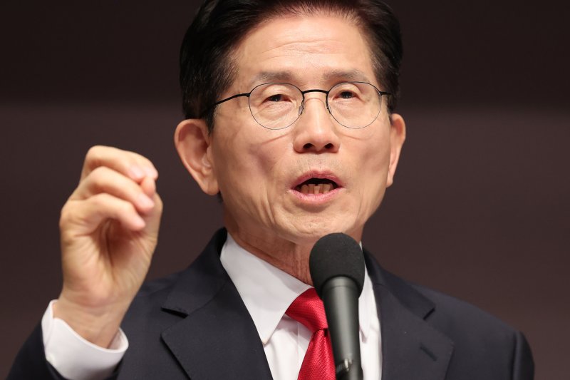 [서울=뉴시스] 권창회 기자 = 김문수 국민의힘 대선 후보가 8일 서울 중구 프레스센터에서 열린 관훈클럽 초청 토론회에서 기조연설을 하고 있다. 2025.05.08. kch0523@newsis.com