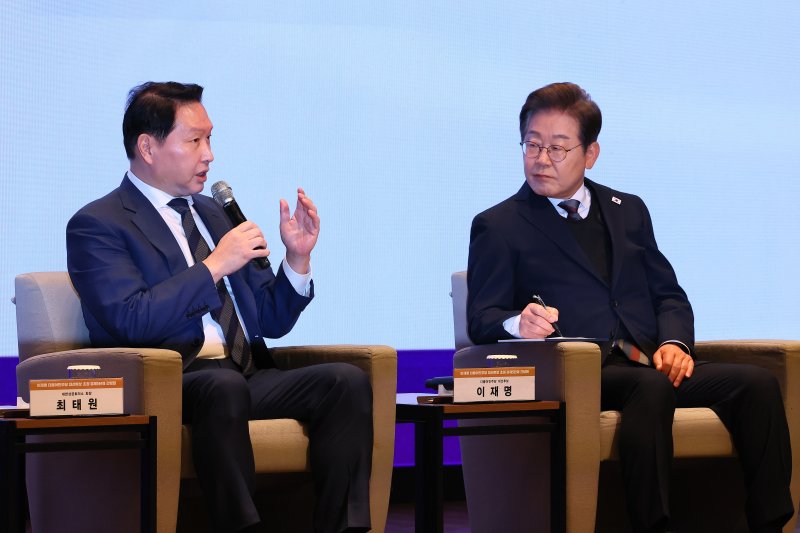 [서울=뉴시스] 국회사진기자단 = 이재명(오른쪽) 더불어민주당 대선후보가 8일 서울 중구 대한상공회의소에서 열린 대선후보 초청 경제5단체장 간담회에서 최태원 대한상의 회장의 발언을 듣고 있다. 2025.05.08. photo@newsis.com