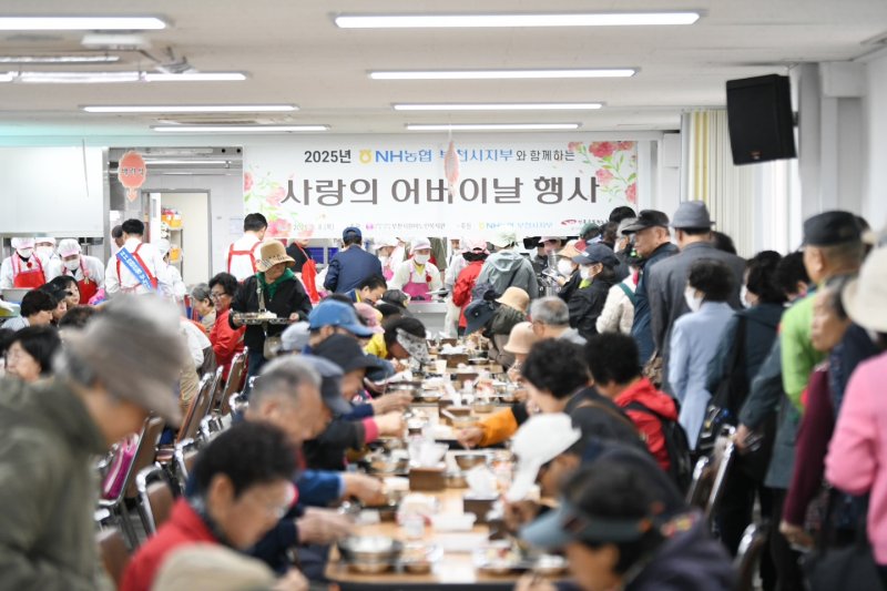 [부천=뉴시스] 정일형 기자 = 어르신 500명에 설렁탕 나눔 행사. (사진= NH농협 부천시지부 제공)