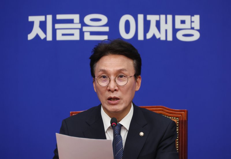 [서울=뉴시스] 고승민 기자 = 김민석 더불어민주당 상임 공동선대위원장이 4일 서울 여의도 국회에서 '총체적 내란 극복과 민주당의 필승전략'을 주제로 기자간담회를 하고 있다. 2025.05.04. kkssmm99@newsis.com