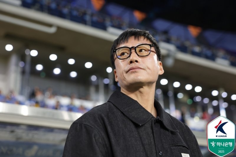 이정효 감독이 또 논란의 중심에 섰다. 관중들 앞에서 소속팀 선수에게 폭력적인 행동을 가했는데, 있을 수 없는 일이다. (한국프로축구연맹 제공)