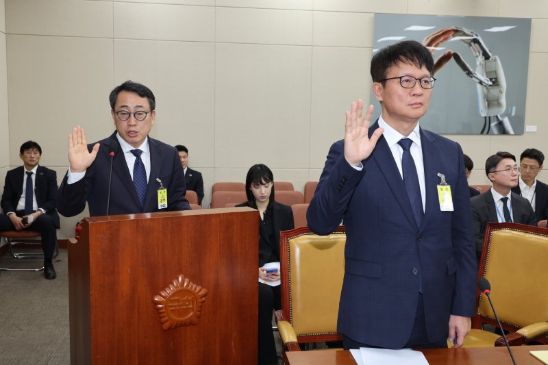 유영상 SK텔레콤 대표이사가 8일 오후 서울 여의도 국회 과학기술정보방송통신위원회에서 열린 SK텔레콤 해킹 관련 청문회에 출석해 증인 선서를 하고 있다. 2025.5.8/뉴스1 ⓒ News1 안은나 기자