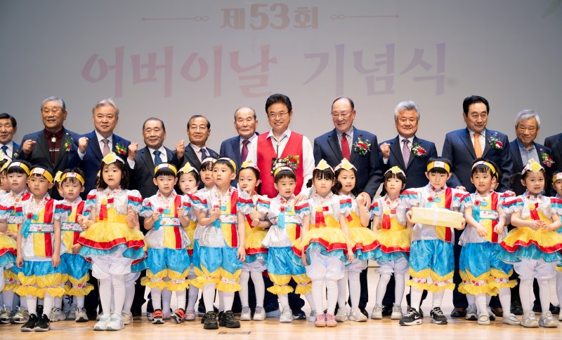 [안동=뉴시스] 8일 경북도청 동락관에서 열린 제53회 어버이날 기념행사. (사진=경북도 제공) 2025.05.08 photo@newsis.com *재판매 및 DB 금지