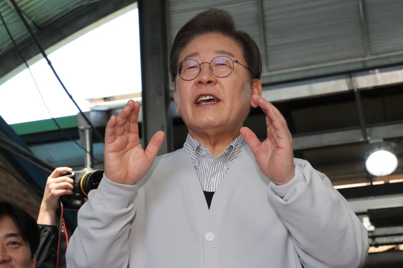 [임실=뉴시스] 조성봉 기자 = 민심을 청취하는 '경청 투어'에 나선 이재명 더불어민주당 대선후보가 7일 전북 임실군 임실전통시장에서 즉흥 연설을 하고 있다. (공동취재) .2025.05.07. photo@newsis.com