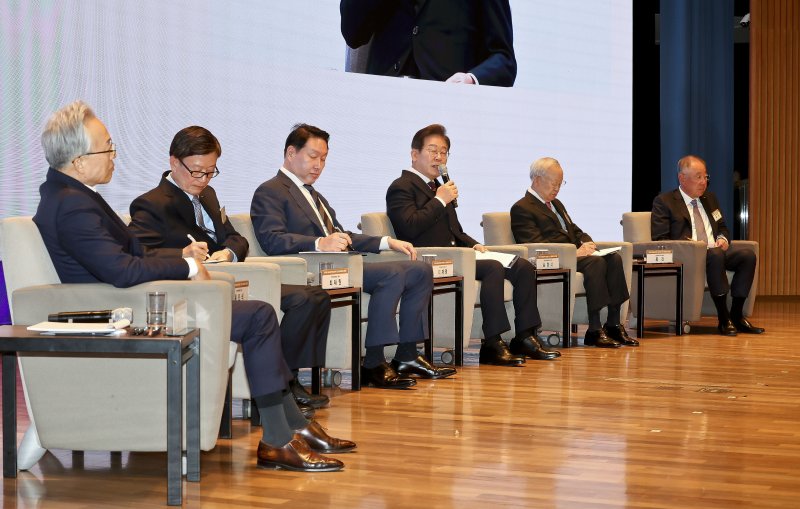 "최 회장, 우리가 짰던가"...이재명-경제5단체장, '新성장 동력' 위해 한 뜻