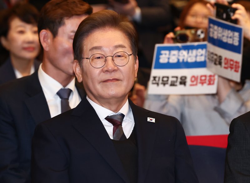 이재명 더불어민주당 대통령 후보가 8일 오후 서울 영등포구 중소기업중앙회에서 열린 선거대책위원회 직능본부 민생정책 협약식에서 자리하고 있다. 2025.5.8/뉴스1 ⓒ News1 김민지 기자