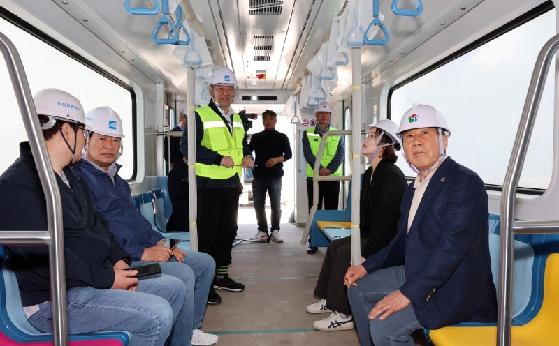 나동연 양산시장 '양산도시철도' 경전철 탑승 (출처=연합뉴스)