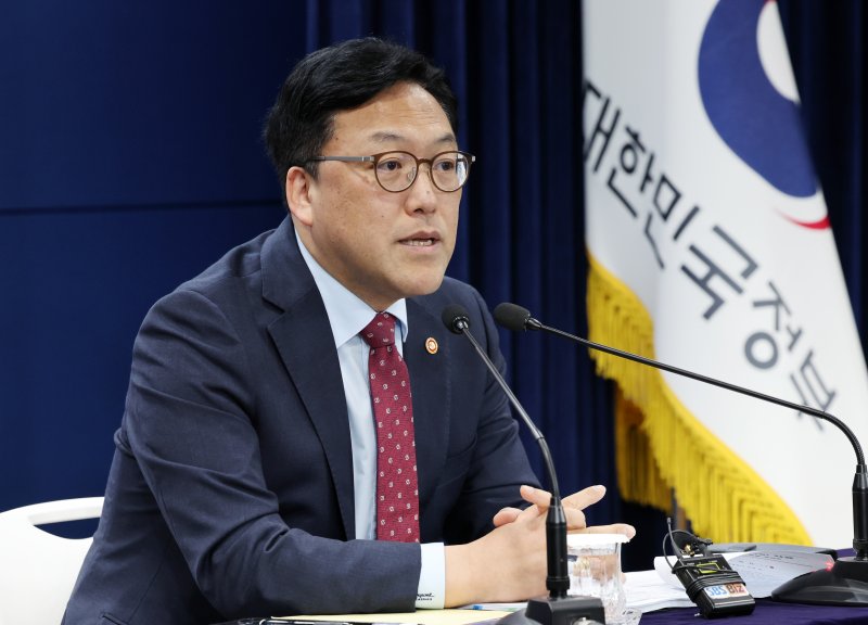 [서울=뉴시스] 배훈식 기자 = 김병환 금융위원장이 7일 오전 서울 종로구 정부서울청사에서 정례 기자간담회를 하고 있다. 2025.05.07. dahora83@newsis.com