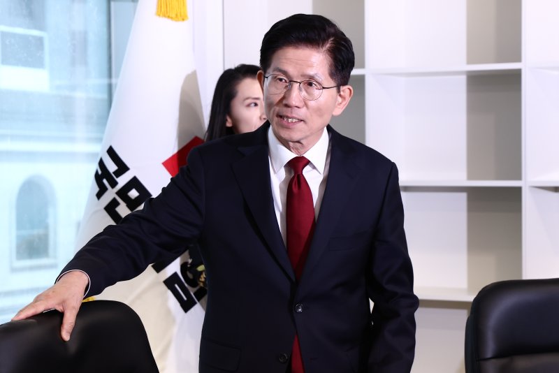 김문수 국민의힘 대통령 후보가 8일 오후 서울 여의도 중앙당사에 마련된 후보실에 도착하고 있다. 뉴스1