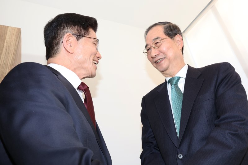 김문수 국민의힘 대선 후보와 한덕수 무소속 대선 예비후보가 7일 오후 서울 종로구의 한 음식점에서 열린 후보 단일화를 위한 회동에서 대화를 나누고 있다. (공동취재) 2025.5.7/뉴스1 ⓒ News1 오대일 기자