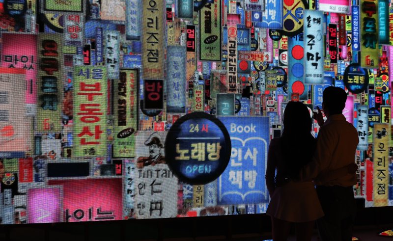 7일 서울 종로구 도화서길 디원에서 열린 '2025 딜라이트 서울' 미디어아트 전시 언론공개 행사에서 모델들이 전시 작품을 소개하고 있다. 2025 딜라이트 서울은 '화려한 서울의 이미지-휴머니티-서울의 시간과 기억-다른 차원의 세계에 대한 의문-호기심으로 가득한 서울의 이모저모-사이니지 속 한글의 매력'을 주제로 오는 8일부터 11월 15일까지 상설 전시로 운영된다. 2025.5.7/뉴스1 ⓒ News1 이동해 기자