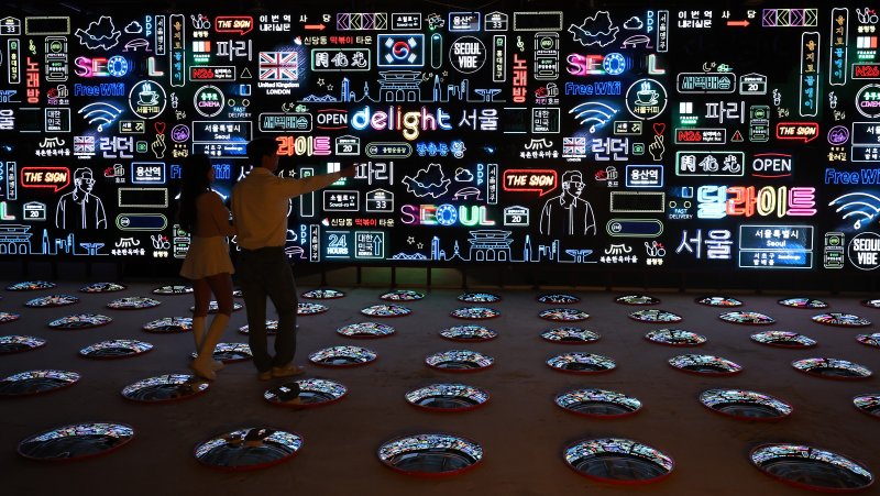 7일 서울 종로구 도화서길 디원에서 열린 '2025 딜라이트 서울' 미디어아트 전시 언론공개 행사에서 모델들이 전시 작품을 소개하고 있다. 2025.5.7/뉴스1 ⓒ News1 이동해 기자