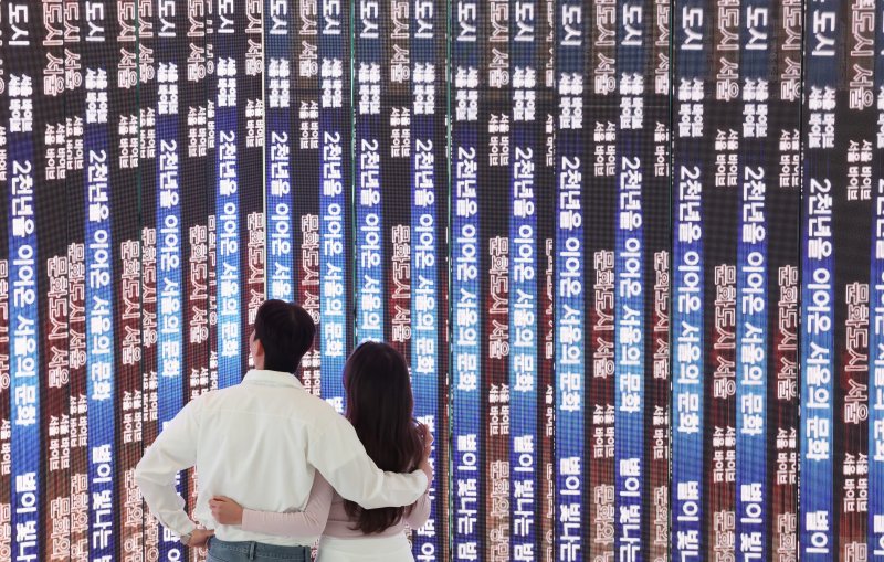 7일 서울 종로구 도화서길 디원에서 열린 '2025 딜라이트 서울' 미디어아트 전시 언론공개 행사에서 모델들이 전시 작품을 소개하고 있다. 2025.5.7/뉴스1 ⓒ News1 이동해 기자