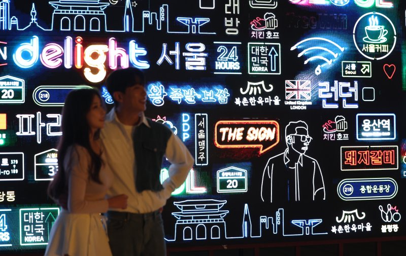 77일 서울 종로구 도화서길 디원에서 열린 '2025 딜라이트 서울' 미디어아트 전시 언론공개 행사에서 모델들이 전시 작품을 소개하고 있다. 2025.5.7/뉴스1 ⓒ News1 이동해 기자