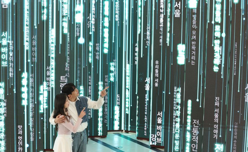 7일 서울 종로구 도화서길 디원에서 열린 '2025 딜라이트 서울' 미디어아트 전시 언론공개 행사에서 모델들이 전시 작품을 소개하고 있다. 2025.5.7/뉴스1 ⓒ News1 이동해 기자