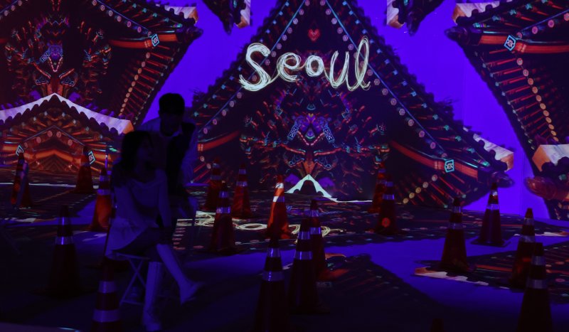 7일 서울 종로구 도화서길 디원에서 열린 '2025 딜라이트 서울' 미디어아트 전시 언론공개 행사에서 모델들이 전시 작품을 소개하고 있다. 2025.5.7/뉴스1 ⓒ News1 이동해 기자