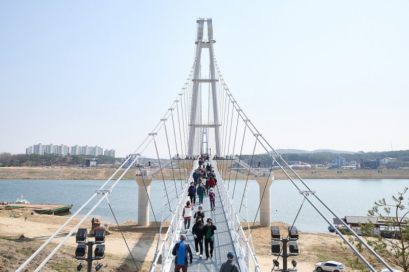 여주 남한강 출렁다리 개통 (출처=연합뉴스)