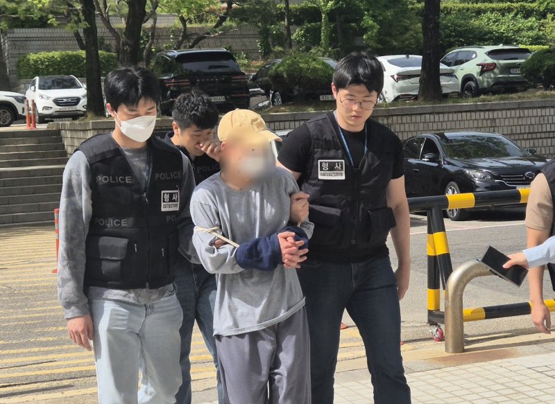서울 관악구 봉천동에서 거리를 돌아다니다가 흉기를 휘두르고 나체 상태로 거리를 활보한 20대 남성이 8일 서울중앙지법으로 들어서고 있다. 2025.5.8/뉴스1 ⓒ News1 남해인 기자