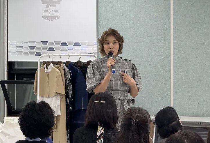 [나주=뉴시스] 동신대 여성최고위과정서 특강하는 모델 박둘선씨. (사진 제공 = 동신대). 2025.05.08. photo@newsis.com *재판매 및 DB 금지