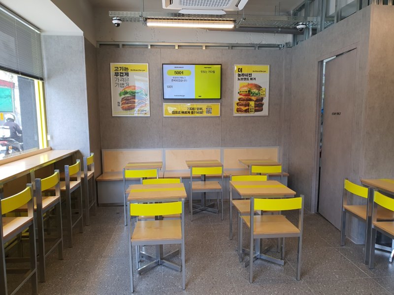 [서울=뉴시스] 서울시 광진구 화양제일골목시장 앞에 위치한 노브랜드 버거 신규 가맹 모델 적용 1호 직영점 매장 모습. photo@newsis.com