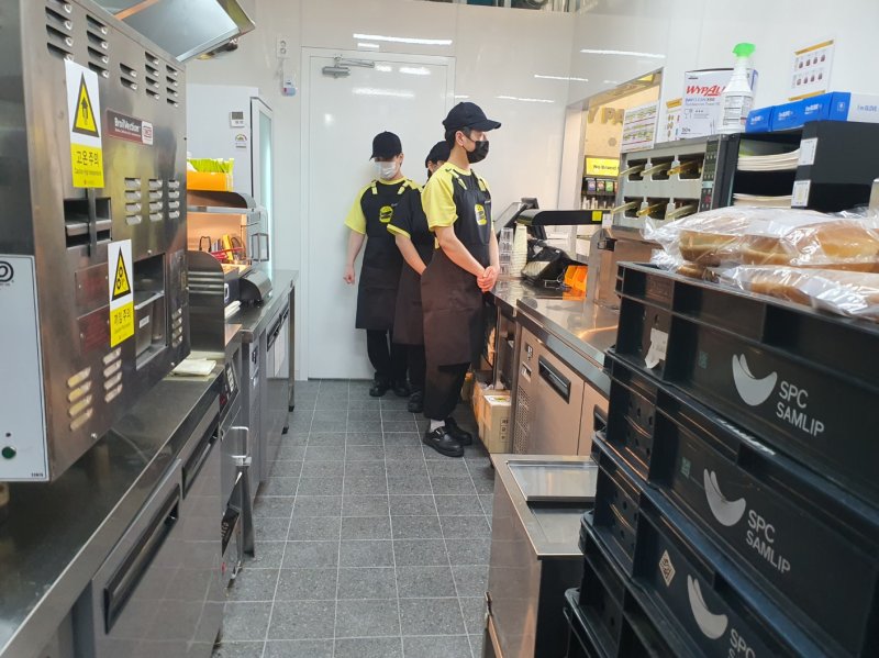 [서울=뉴시스] 서울시 광진구 화양제일골목시장 앞에 위치한 노브랜드 버거 신규 가맹 모델 적용 1호 직영점 매장의 건식 주방 모습. photo@newsis.com