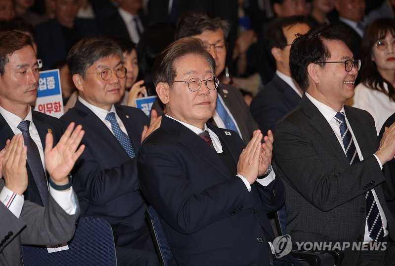 박수치는 이재명 대선 후보 (출처=연합뉴스)